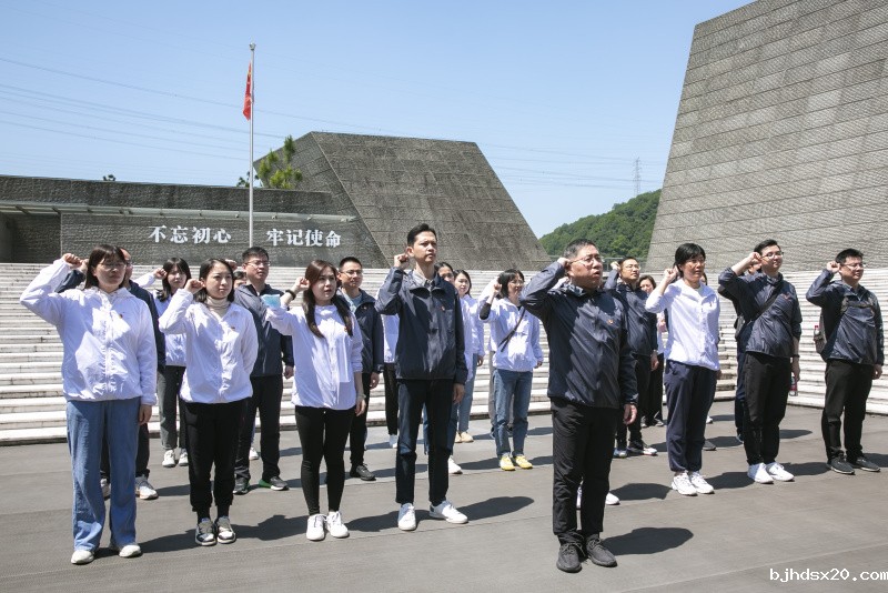 1688028010426560zhR1.jpg 1重温入党誓词.jpg